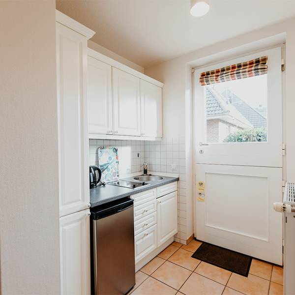 Eine Küchennische neben der Eingangstür einer Junior Suite im Hotel Hüttmann.