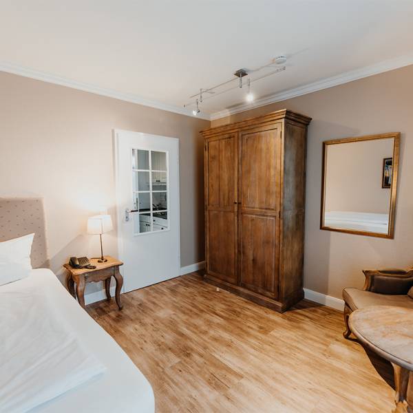 Ein Superior Einzelzimmer mit Vintage Holzmöbeln im Hotel Hüttmann auf Amrum.