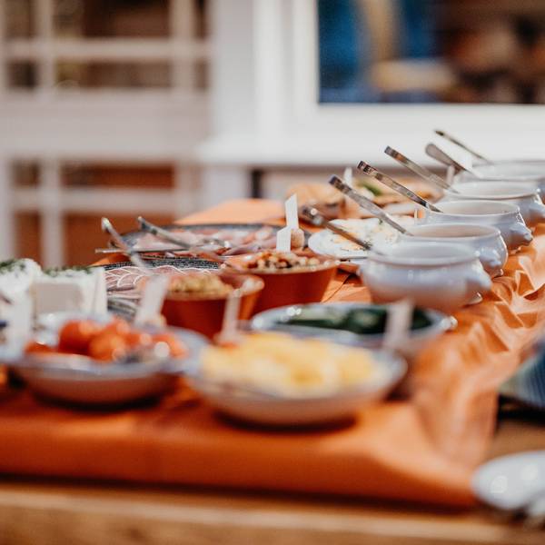 Nahaufnahme des Frühstückbuffets im Hotel Hüttmann auf Amrum.