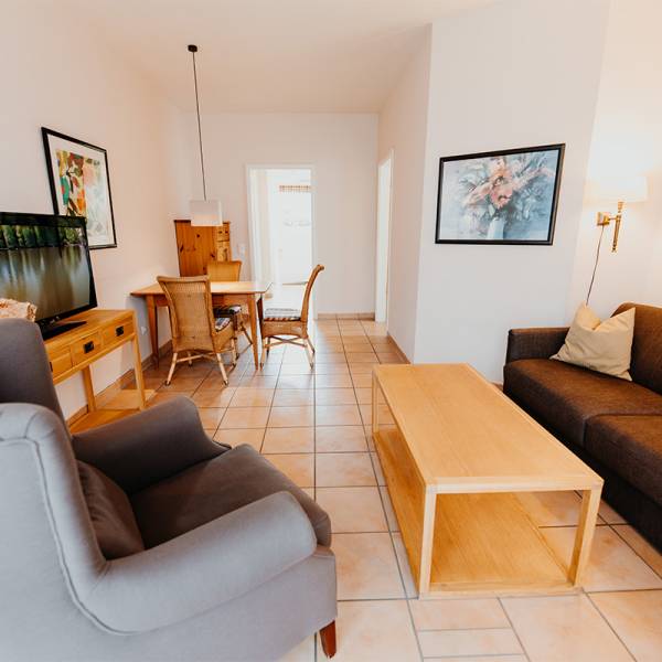 Der Wohnbereich mit Esstisch in einer Junior Suite im Hotel Hüttmann auf Amrum.