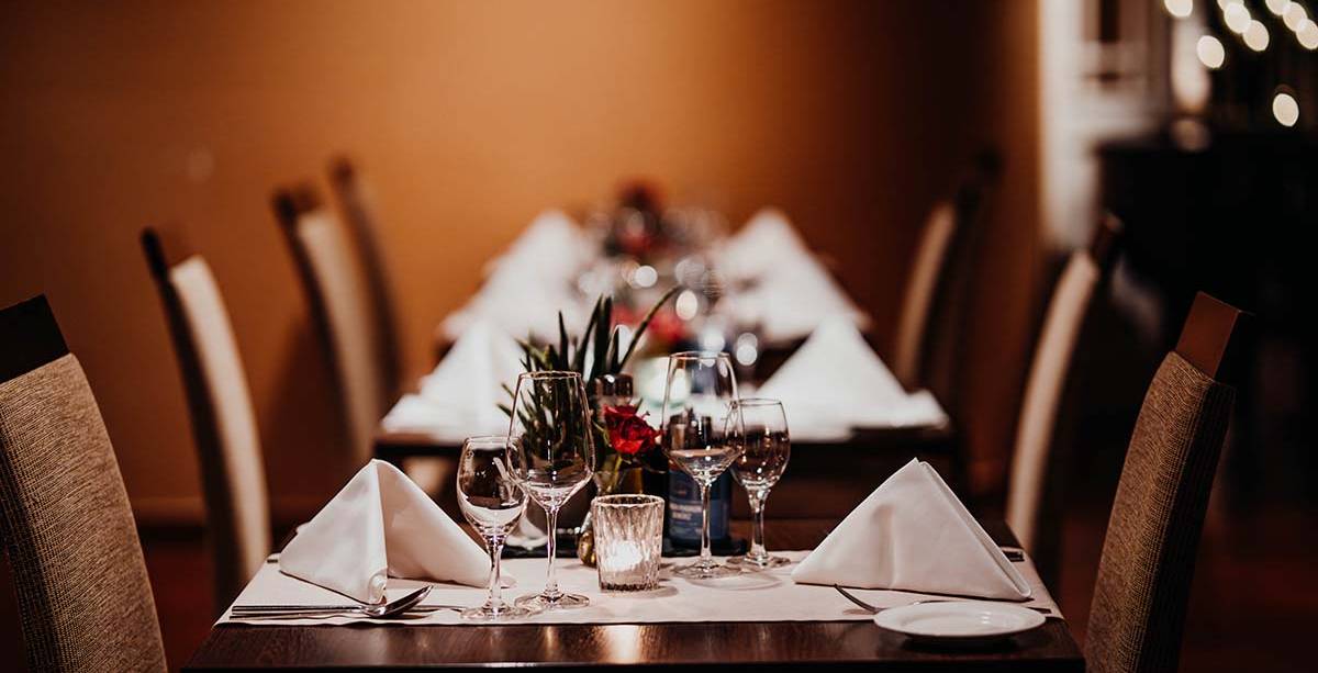 Ein liebevoll gedeckter Tisch im gemütlichen Restaurant des Hotel Hüttmann auf Amrum.