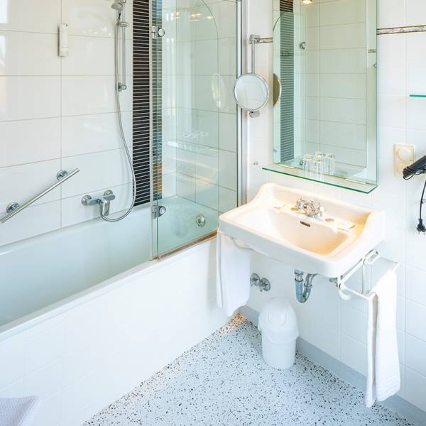 Ein Badezimmer mit Duschbadewanne eines Hotelzimmers auf Amrum.